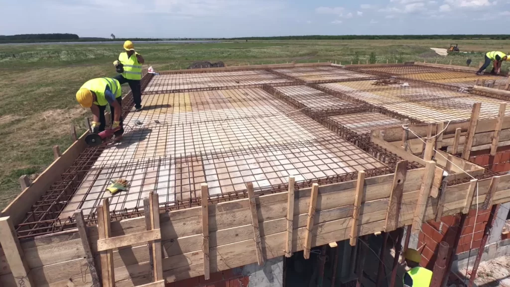 Armătura grinzilor și plăcii unui planșeu înainte de betonare.