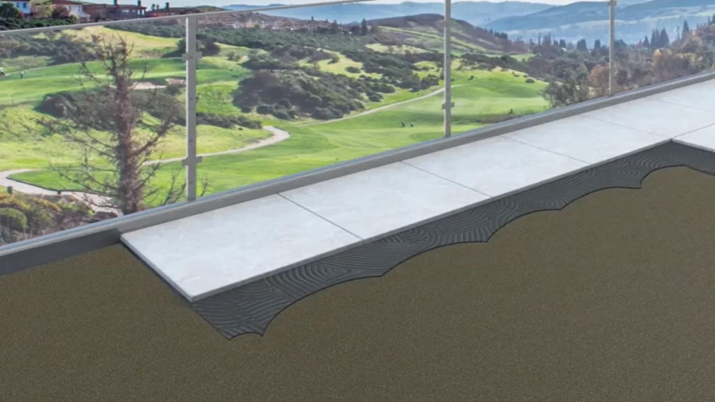 Sistem de hidroizolație Ceresit sub placarea unui balcon