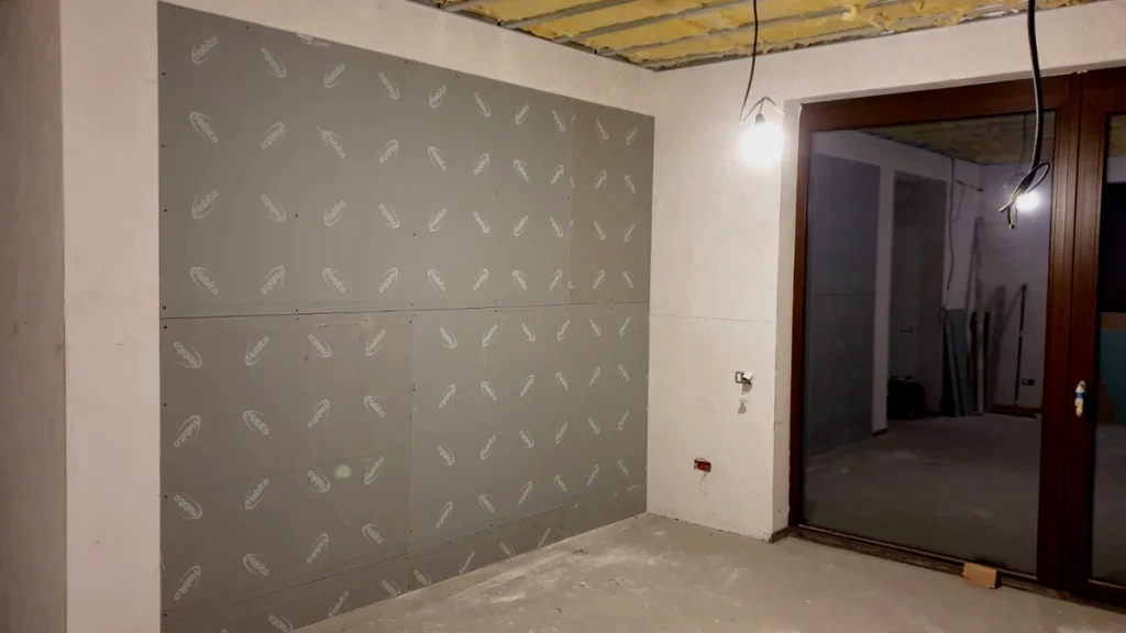 Perete interior placat cu Rigips Habito, cu marcajele produsului și rosturile dintre plăci vizibile