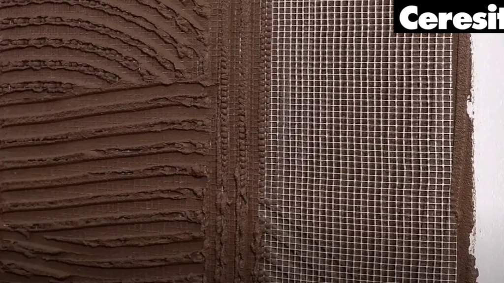 Plasă din fibră de sticlă înglobată în masa de șpaclu a unui termosistem Ceresit.