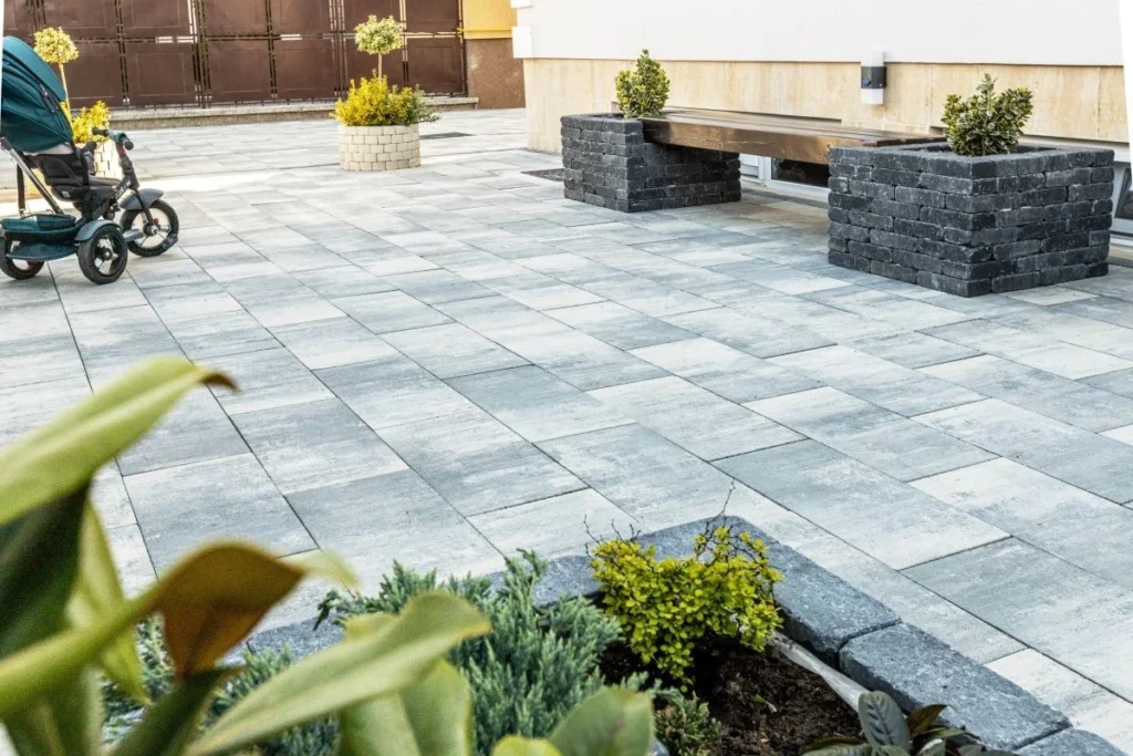 Bancă și jardinieră din beton Elis Pavaje într-o zonă de relaxare exterioară