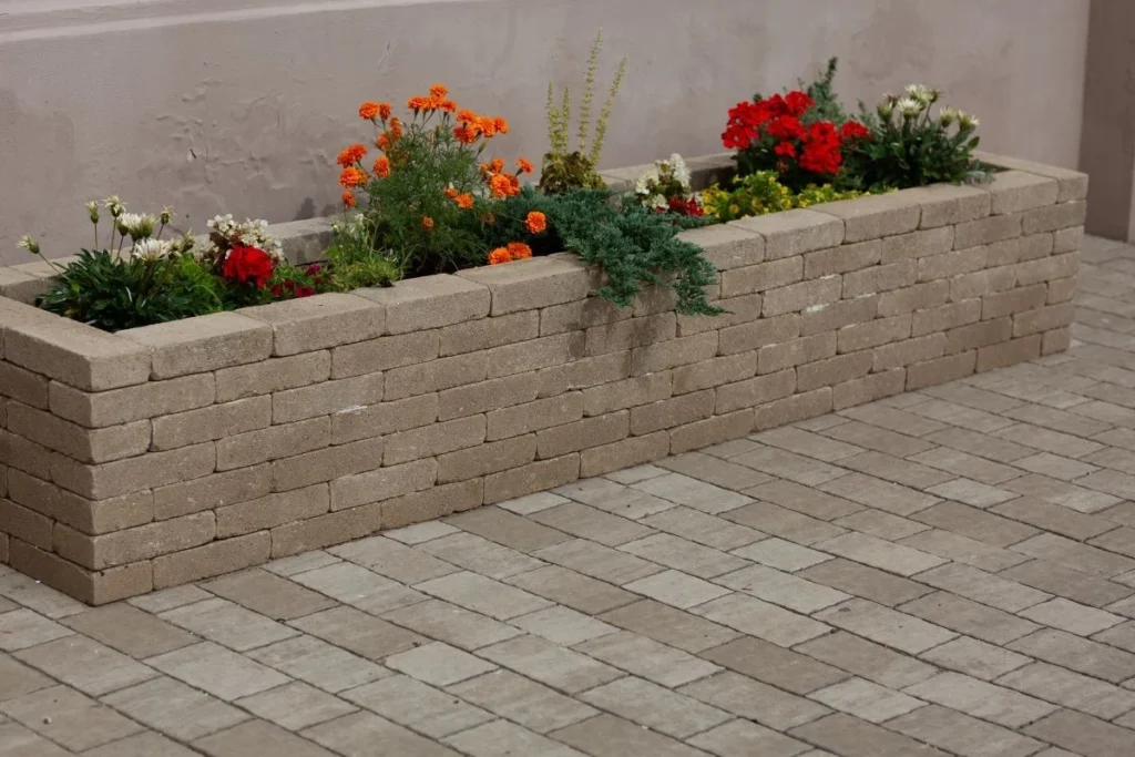 Jardinieră din beton Elis Pavaje integrată într-o amenajare de grădină
