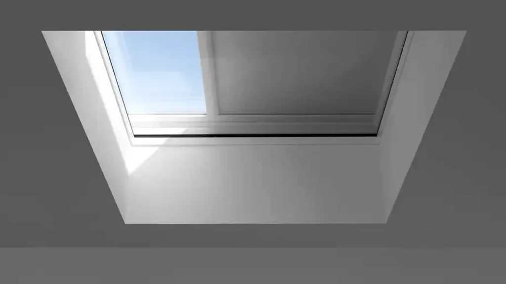 Rulou interior opac montat pe o fereastră de mansardă VELUX, utilizat pentru controlul luminii în încăpere.
