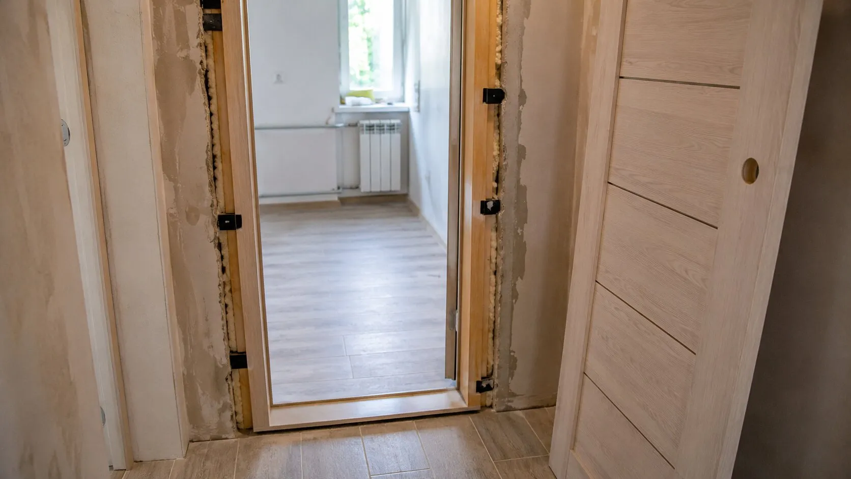 Ușă de interior montată într-un apartament aflat în renovare
