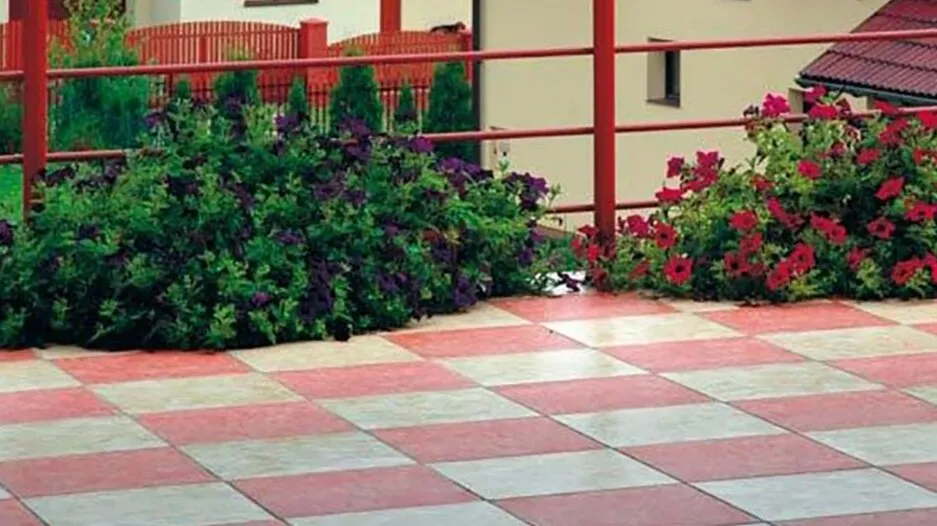 Terasă exterioară placată cu gresie