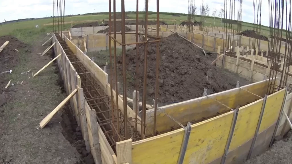 Cofraje și armătură pentru fundația unei case, înainte de betonare.